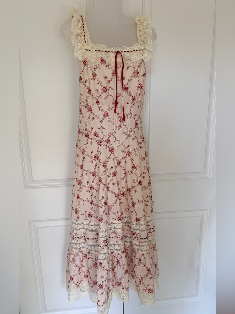 Lace made cream and floral dress with tie back